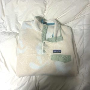 Patagonia synchilla snap pull over! Cute cream color!